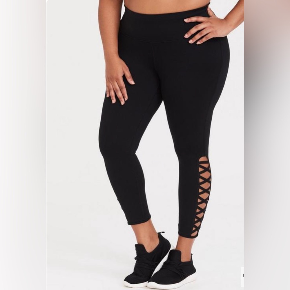 TORRID Active Black Lattice Detail Leggings Pants size 00 Medium/ Large